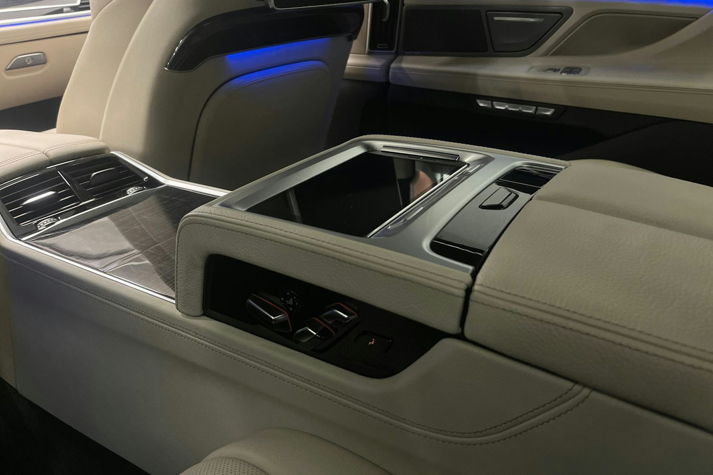 Musta BMW 740 2017 kuva 33.