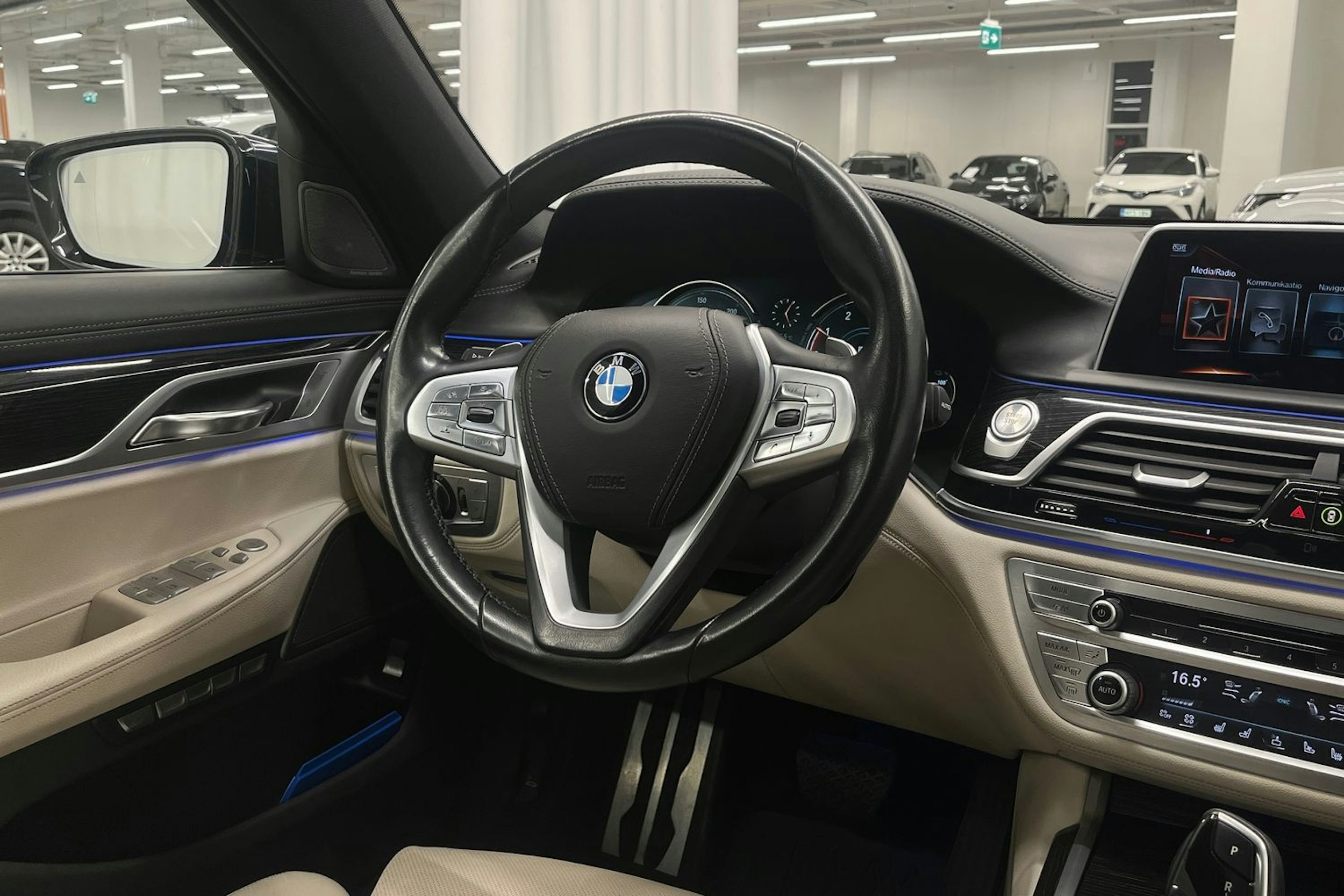 Musta BMW 740 2017 kuva 37.