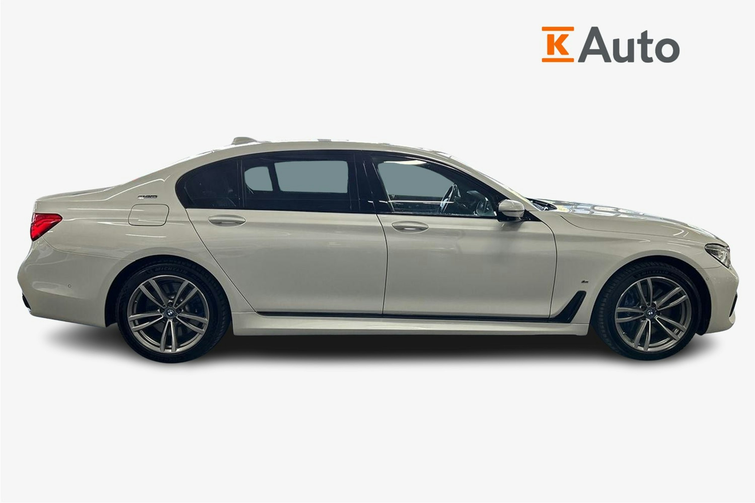 valkoinen BMW 740 2017 kuva 6.
