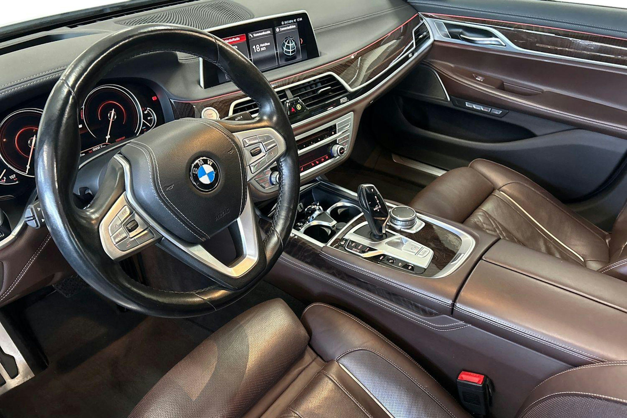 valkoinen BMW 740 2017 kuva 7.