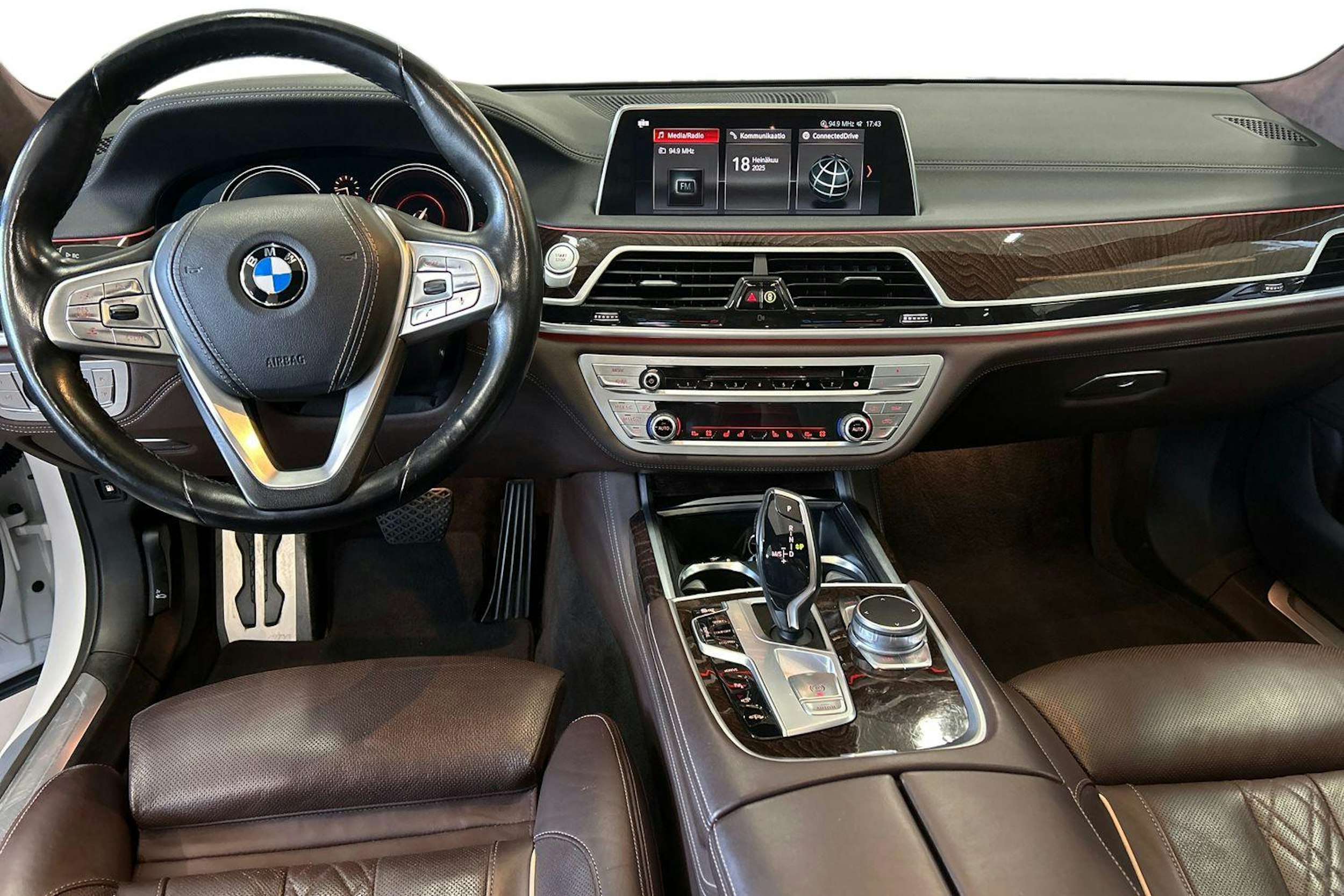 valkoinen BMW 740 2017 kuva 9.