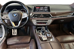 valkoinen BMW 740 2017 kuva 9.