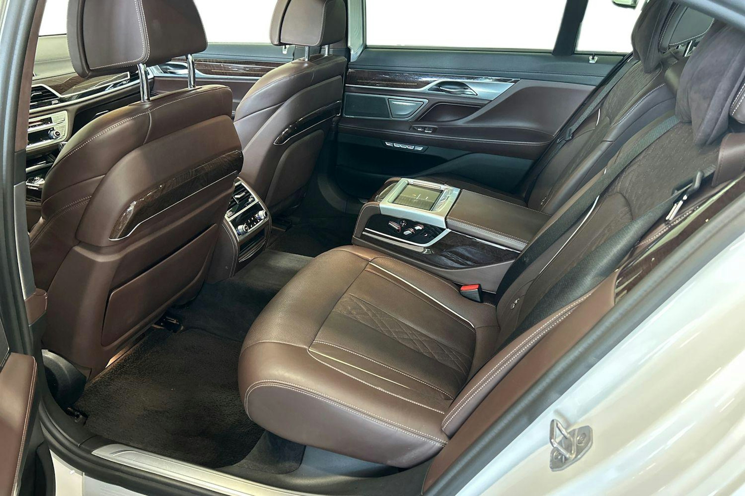 valkoinen BMW 740 2017 kuva 10.