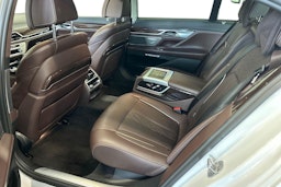 valkoinen BMW 740 2017 kuva 10.