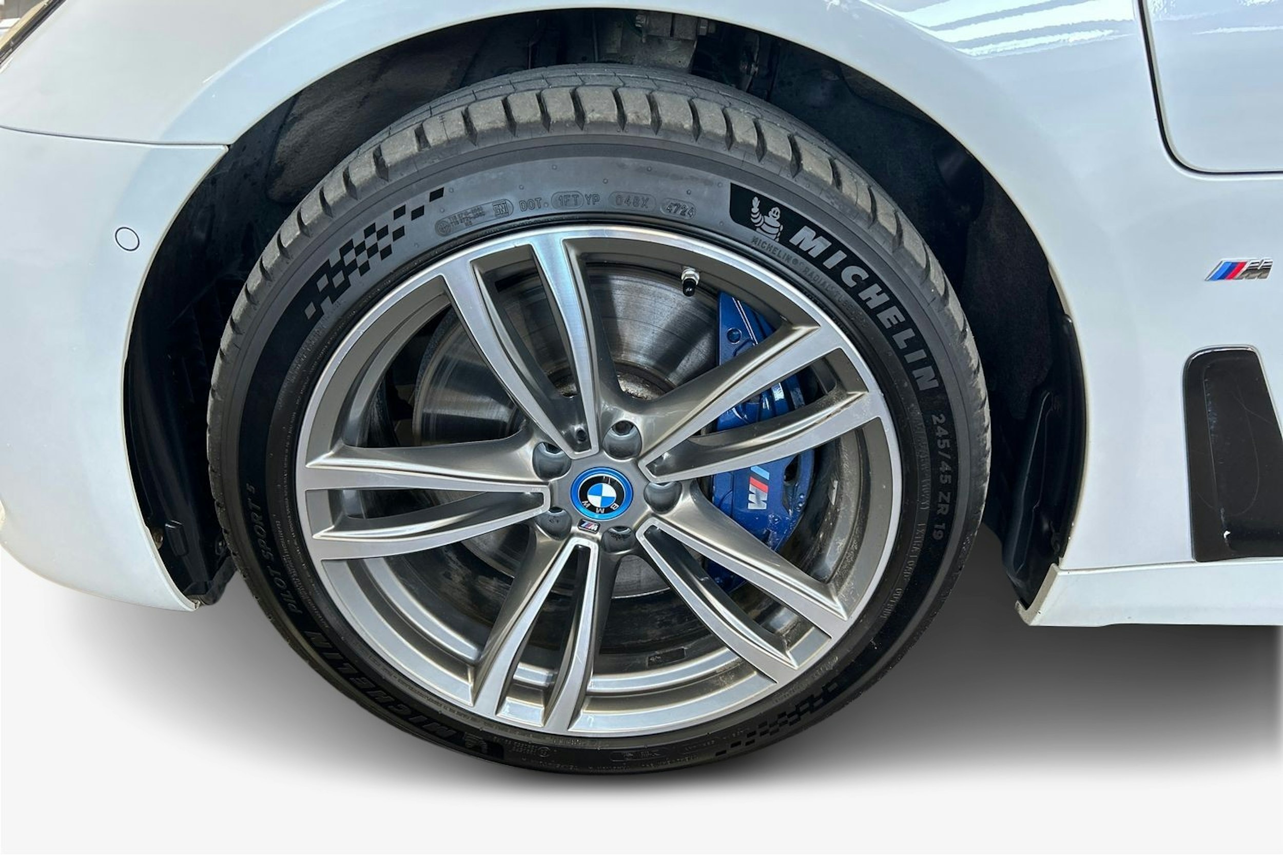 valkoinen BMW 740 2017 kuva 11.