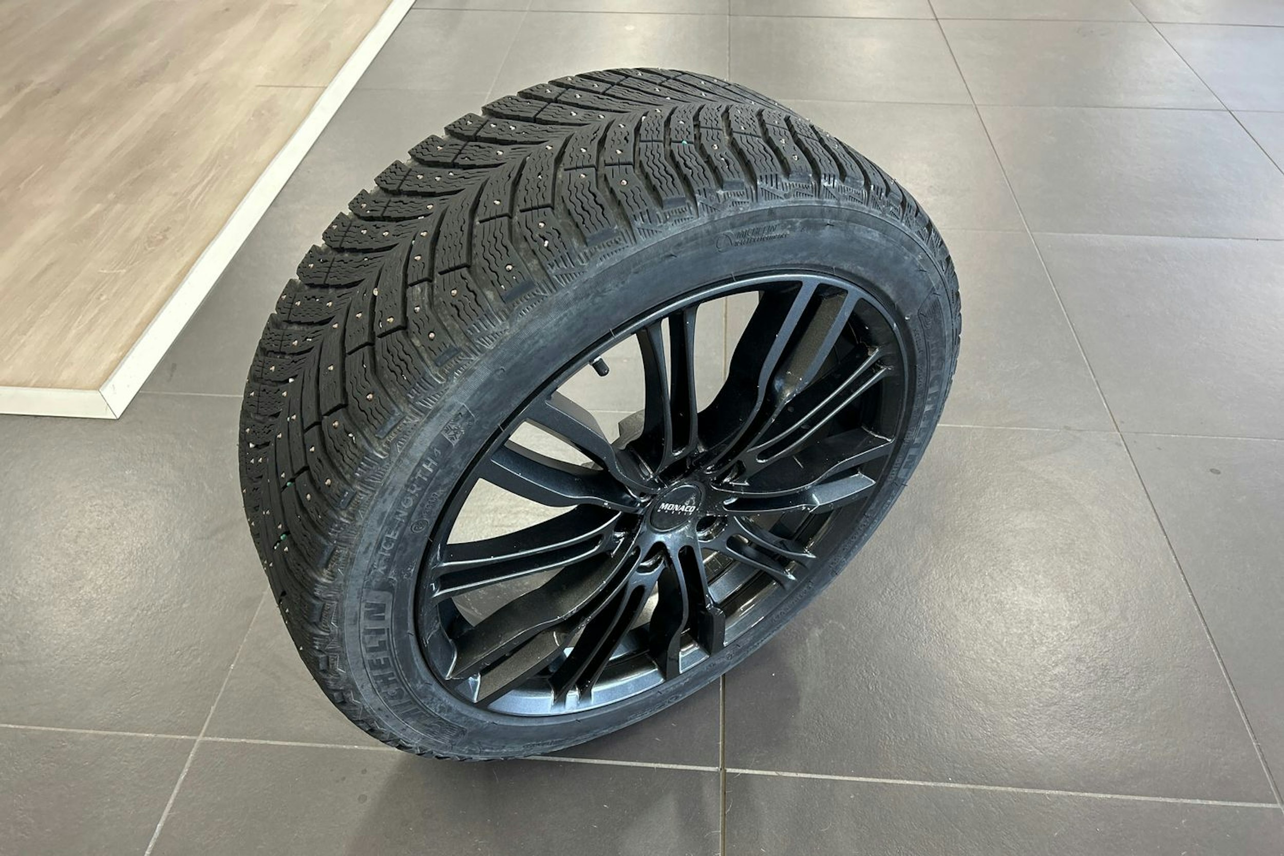 valkoinen BMW 740 2017 kuva 13.