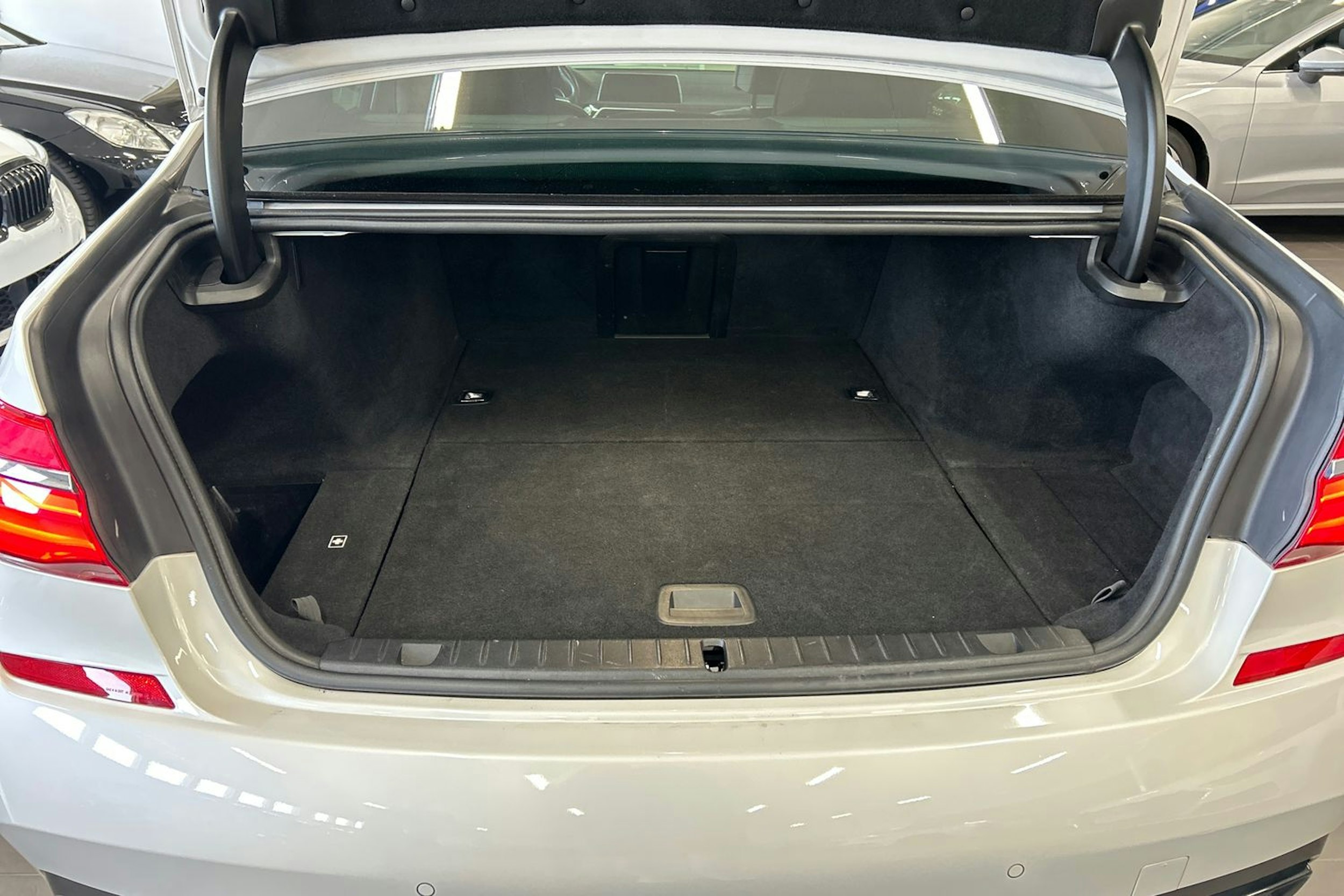 valkoinen BMW 740 2017 kuva 14.