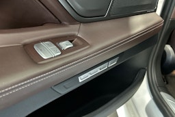 valkoinen BMW 740 2017 kuva 15.