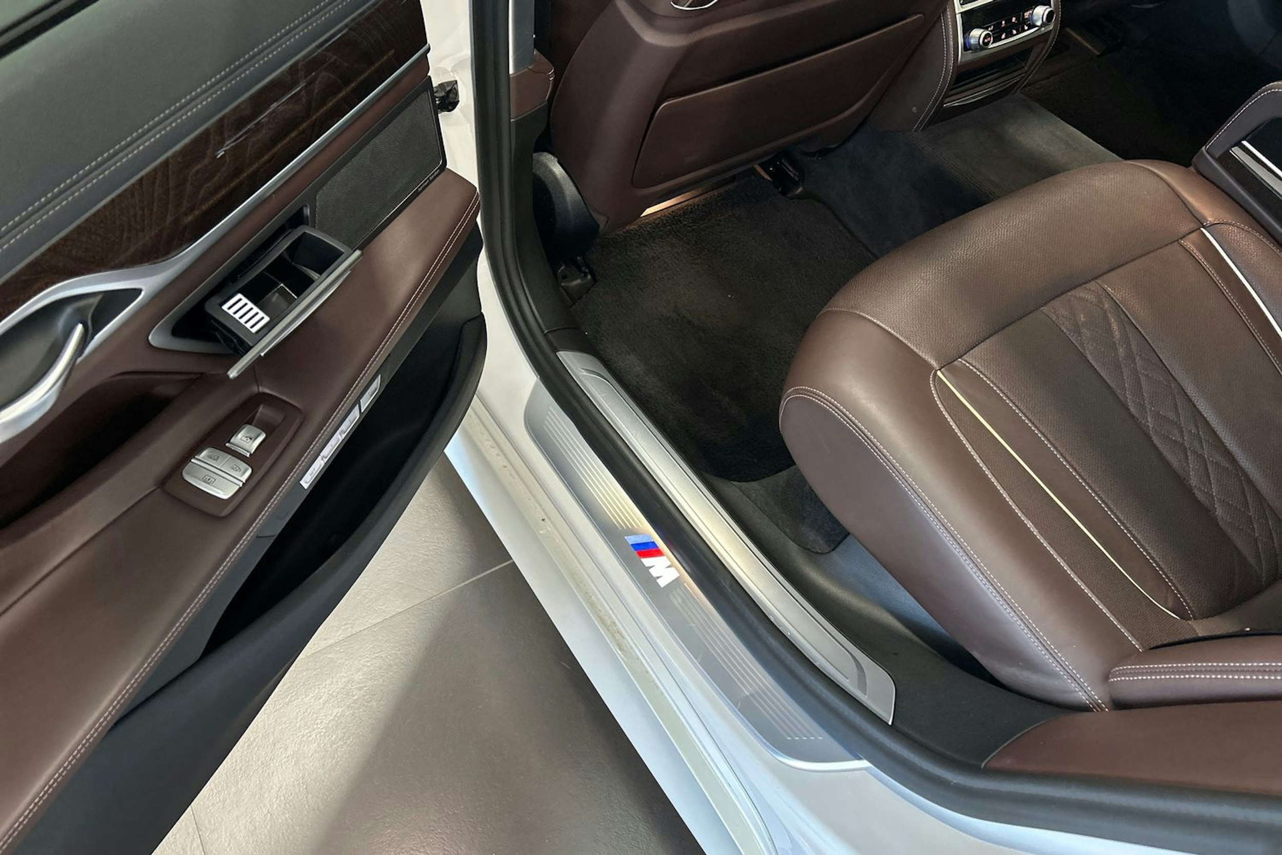 valkoinen BMW 740 2017 kuva 16.