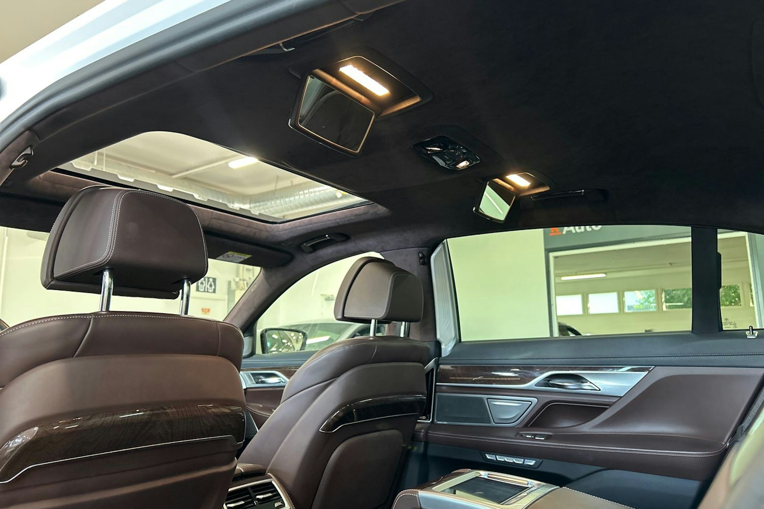 valkoinen BMW 740 2017 kuva 17.