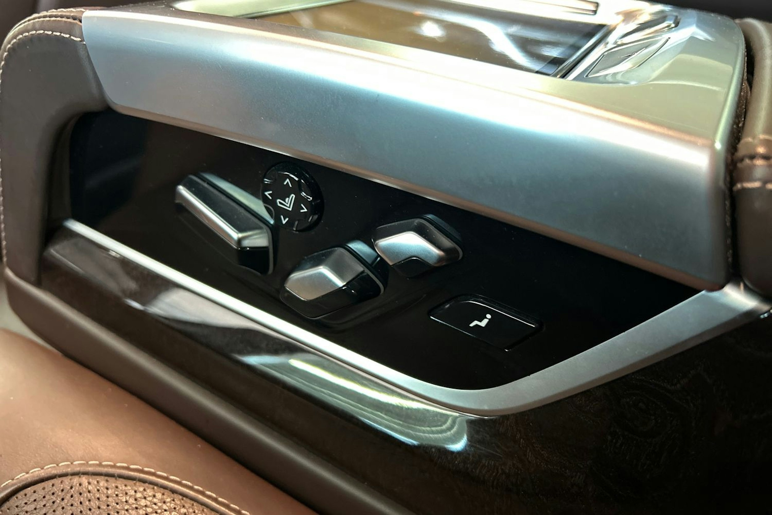 valkoinen BMW 740 2017 kuva 18.