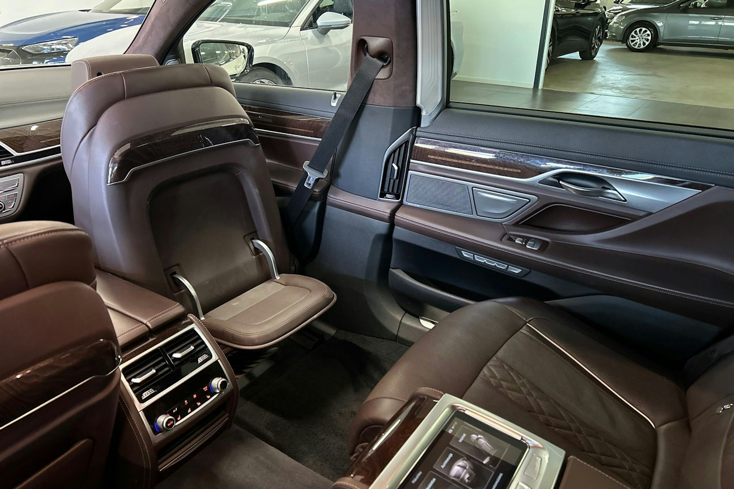 valkoinen BMW 740 2017 kuva 19.