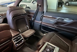 valkoinen BMW 740 2017 kuva 19.