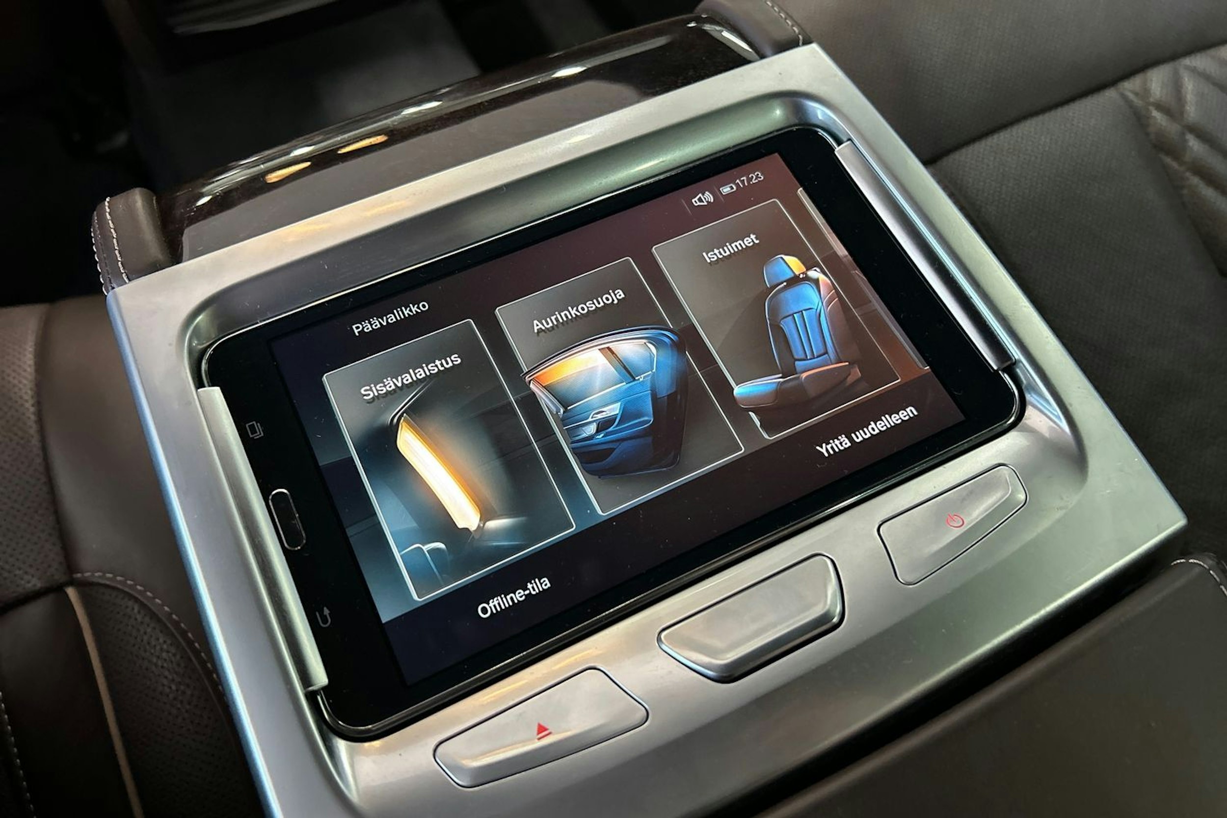 valkoinen BMW 740 2017 kuva 20.