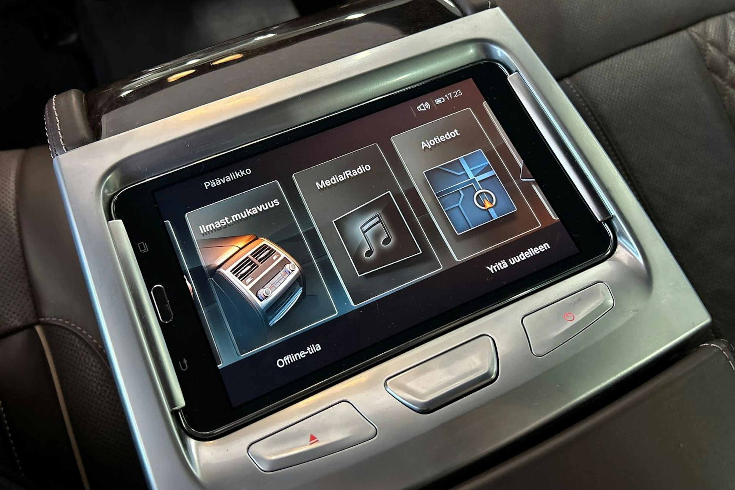 valkoinen BMW 740 2017 kuva 21.