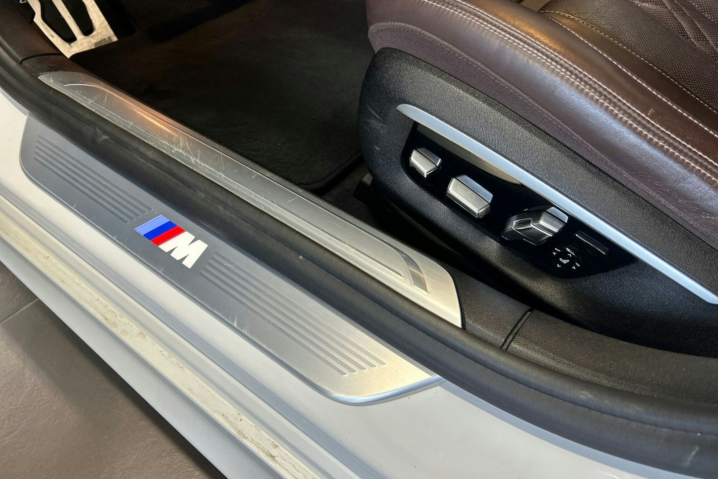 valkoinen BMW 740 2017 kuva 24.