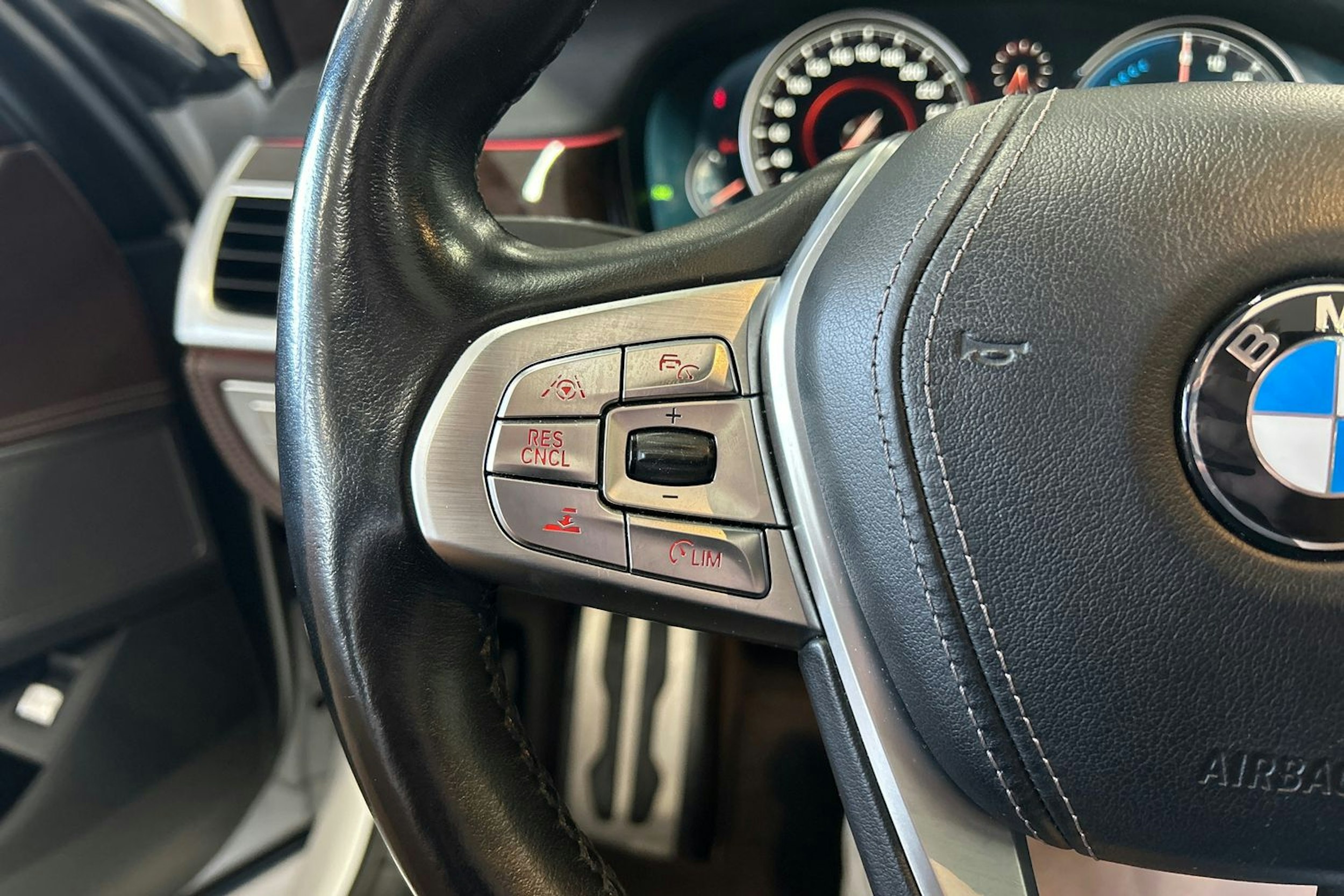 valkoinen BMW 740 2017 kuva 28.