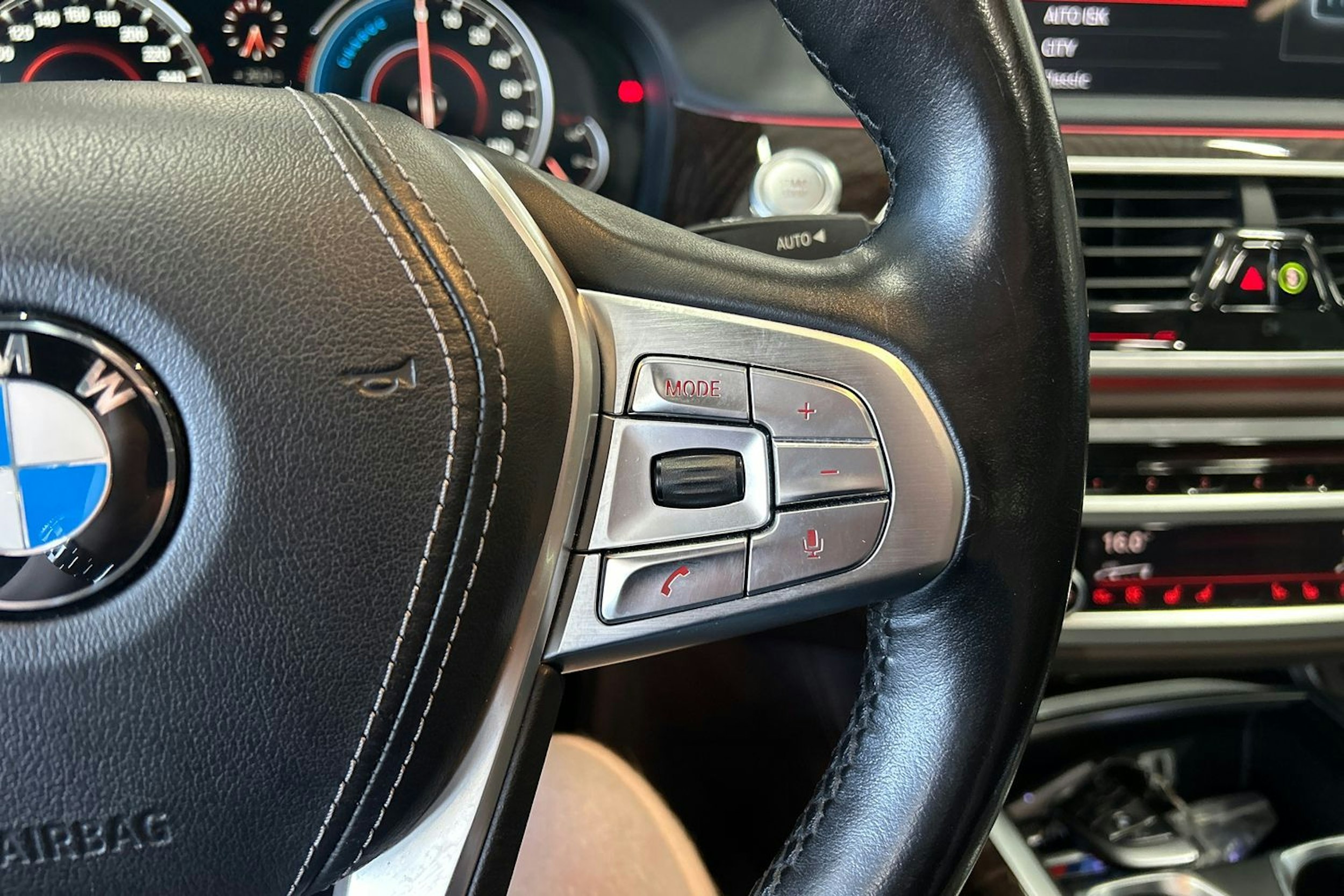 valkoinen BMW 740 2017 kuva 29.