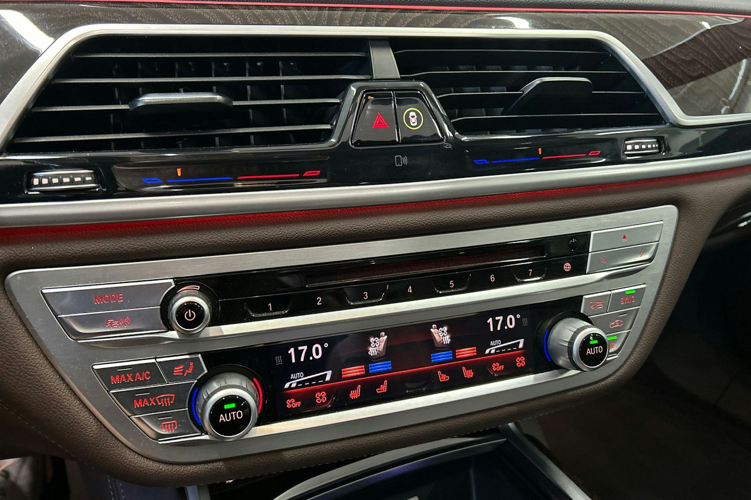 valkoinen BMW 740 2017 kuva 38.
