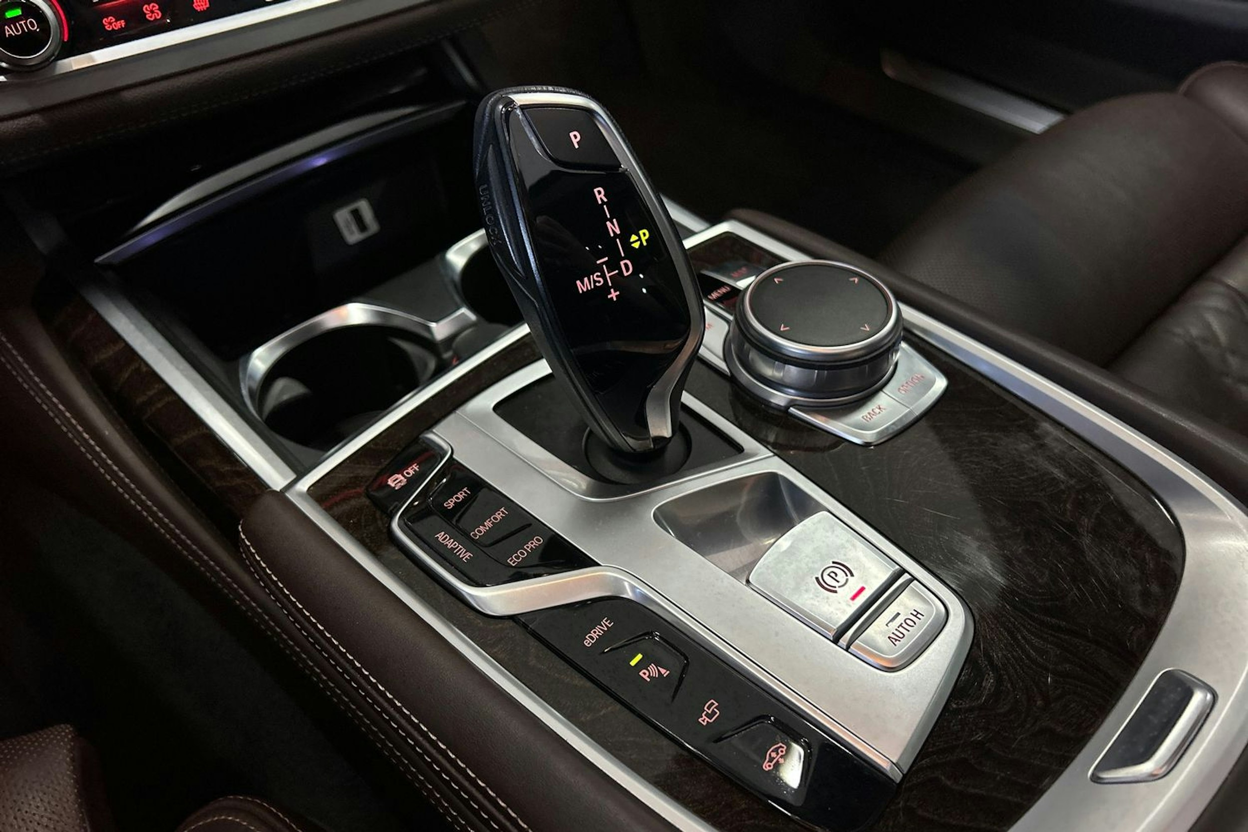 valkoinen BMW 740 2017 kuva 39.