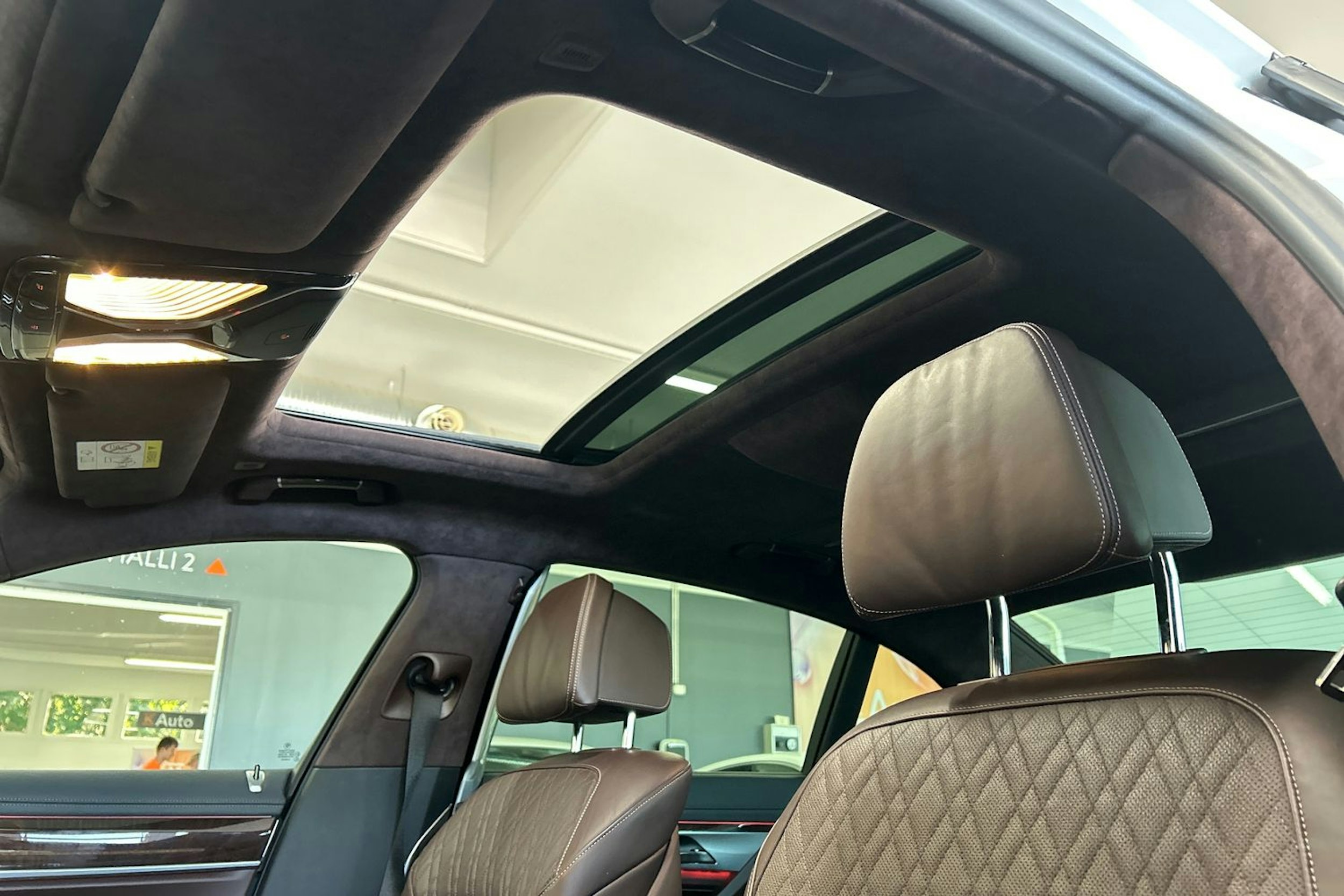 valkoinen BMW 740 2017 kuva 45.