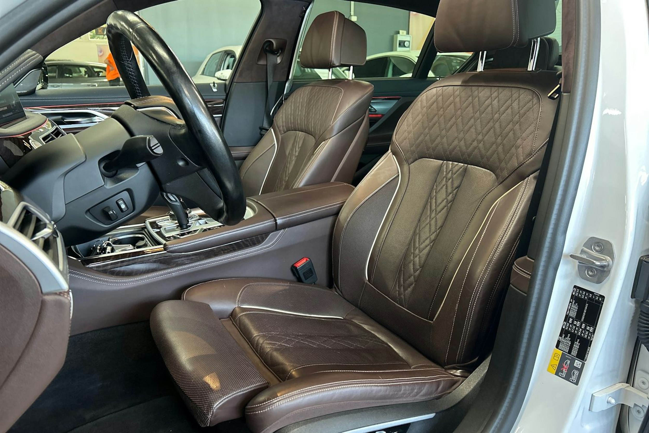 valkoinen BMW 740 2017 kuva 46.