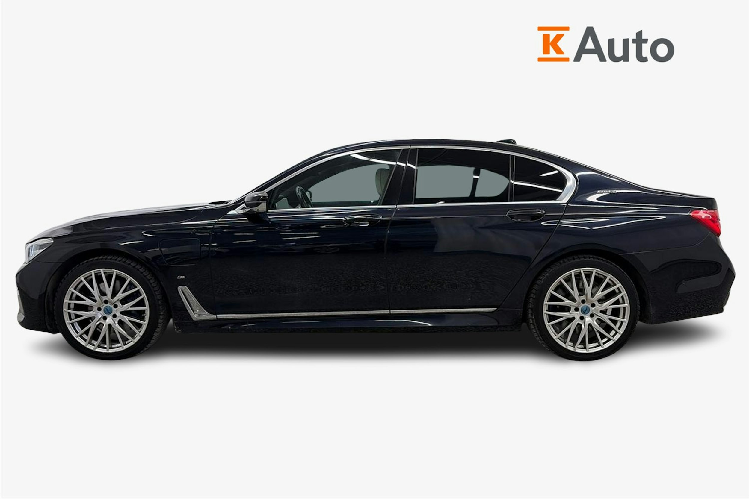 sininen BMW 740 2017 kuva 6.