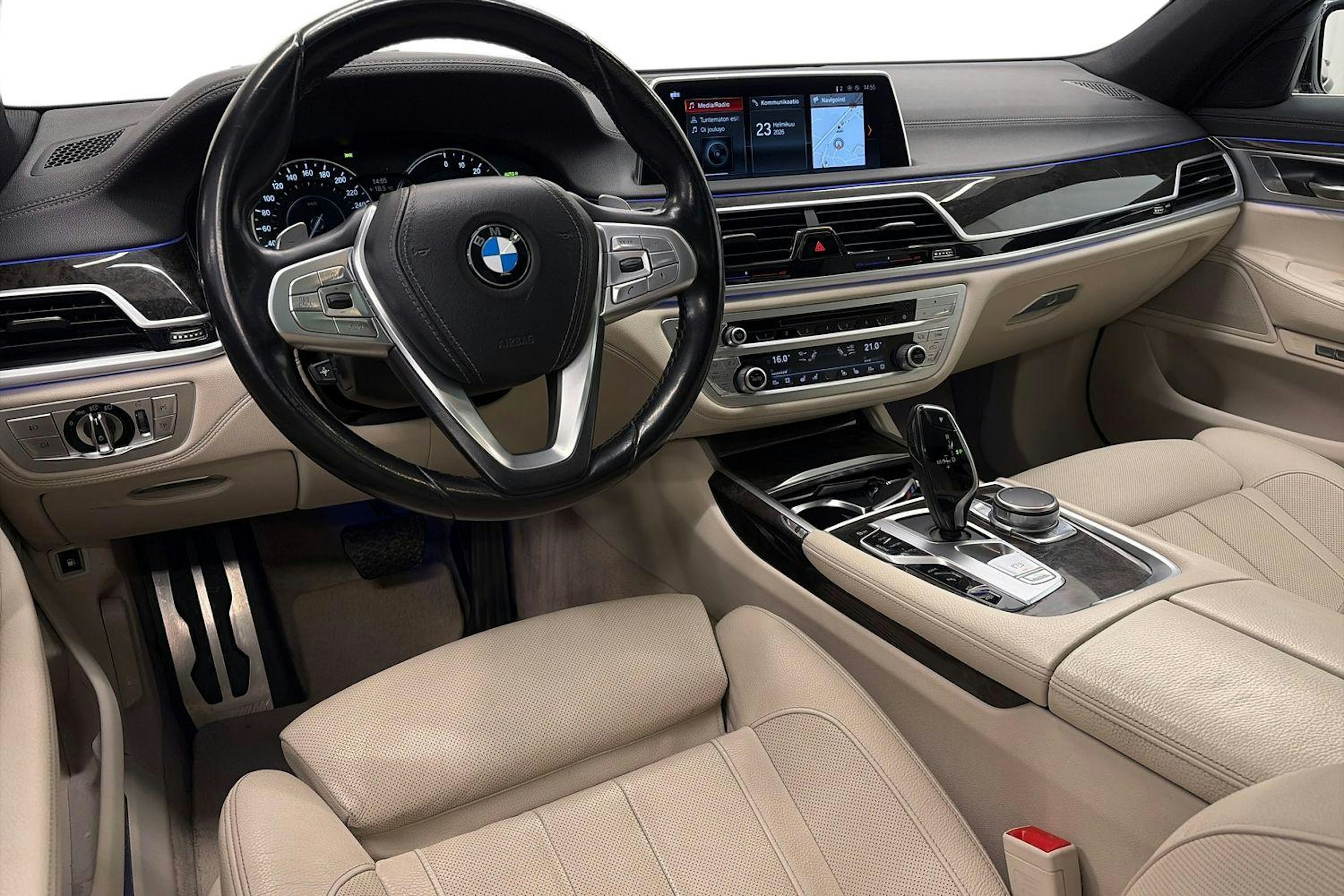 sininen BMW 740 2017 kuva 7.