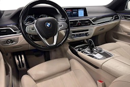 sininen BMW 740 2017 kuva 7.
