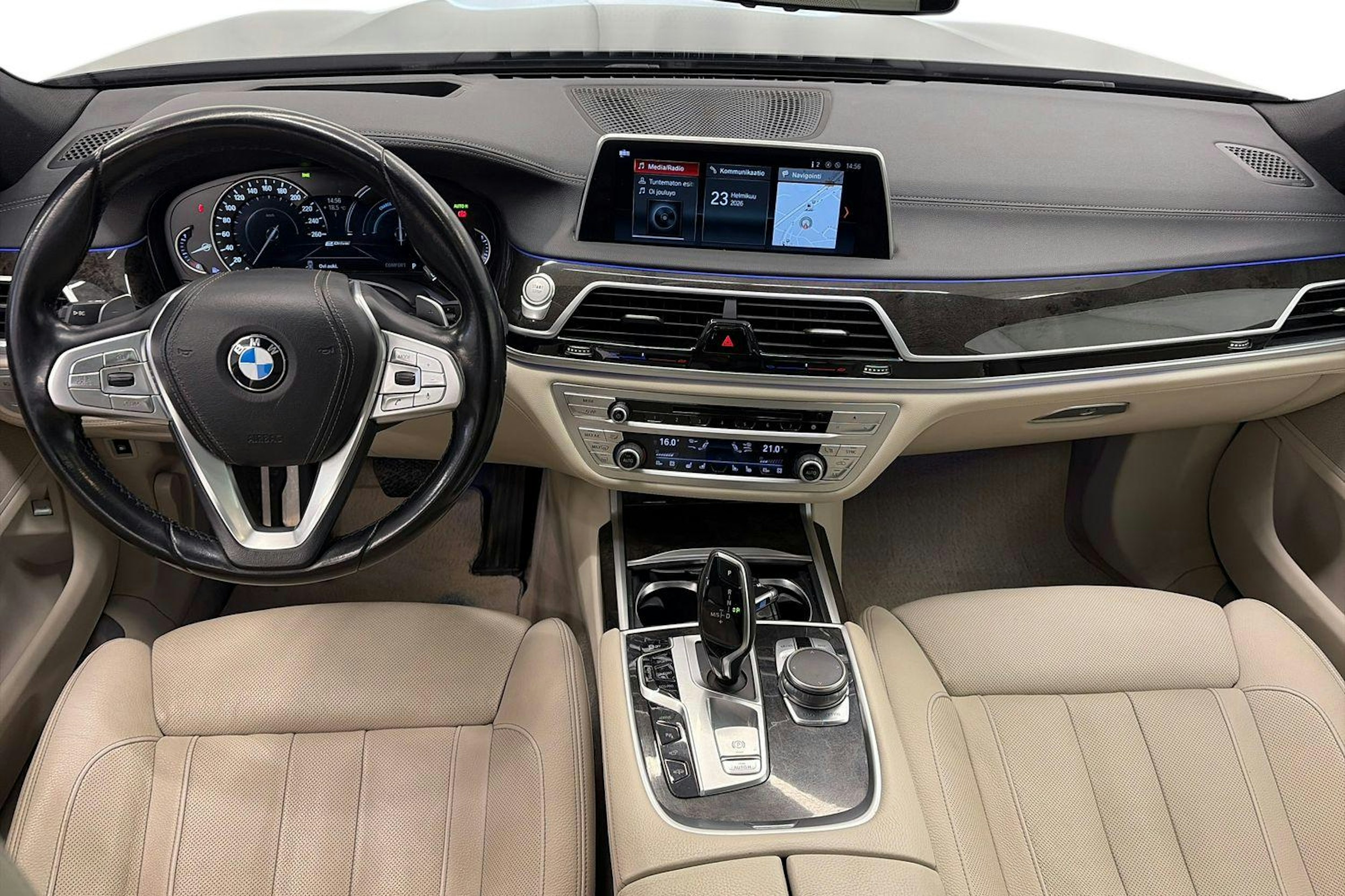 sininen BMW 740 2017 kuva 9.