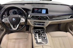 sininen BMW 740 2017 kuva 9.