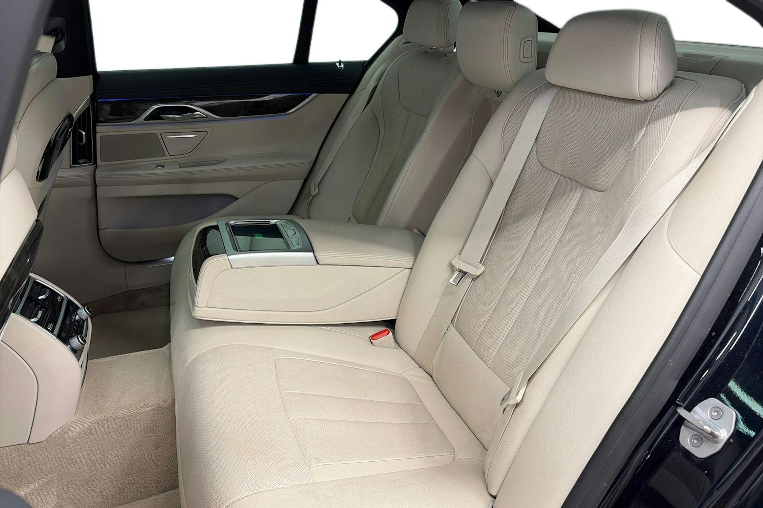 sininen BMW 740 2017 kuva 10.