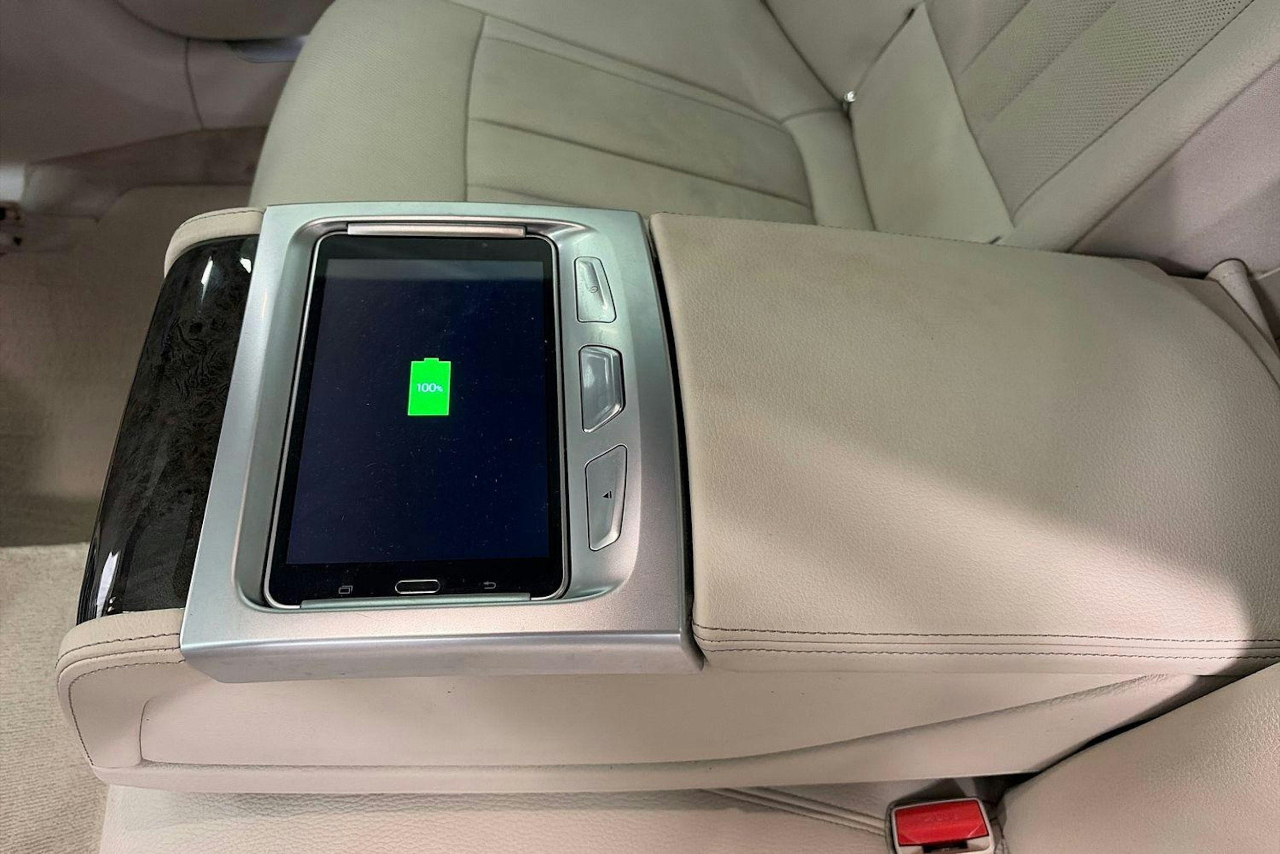 sininen BMW 740 2017 kuva 11.