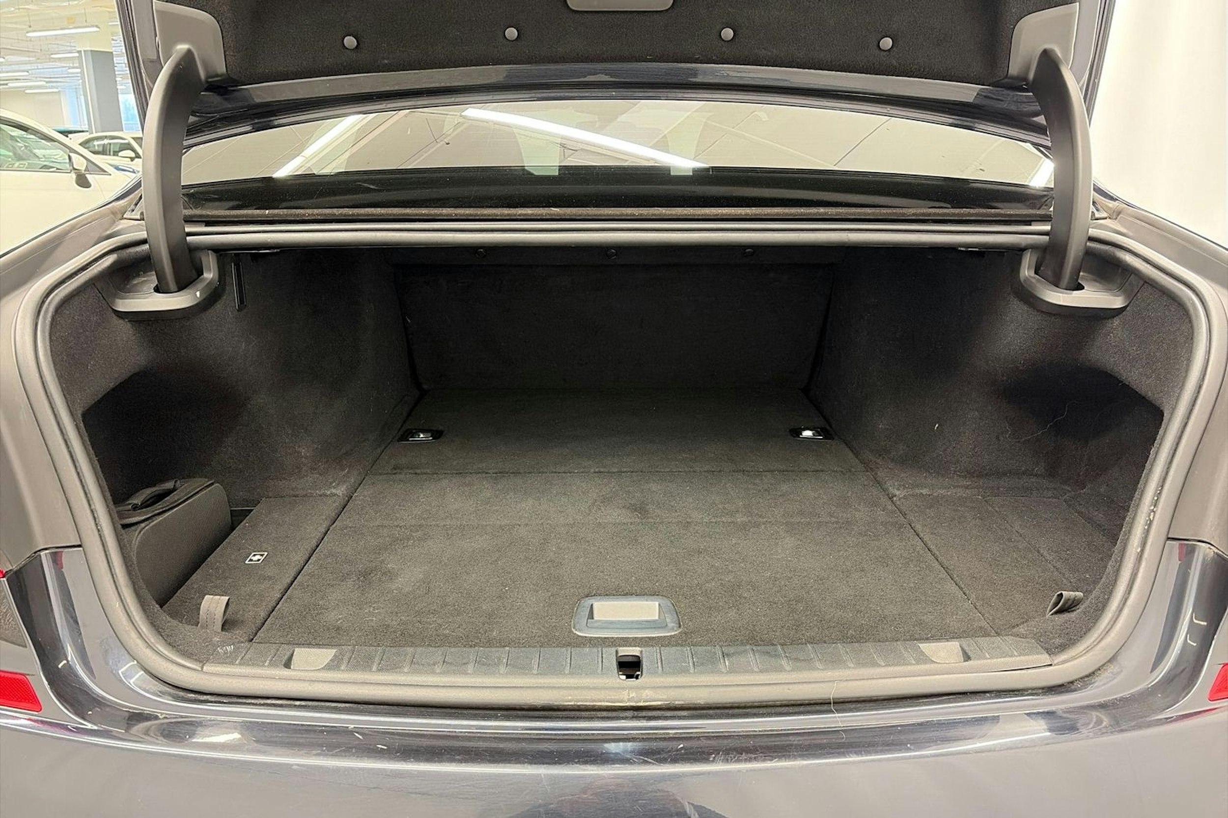 sininen BMW 740 2017 kuva 14.