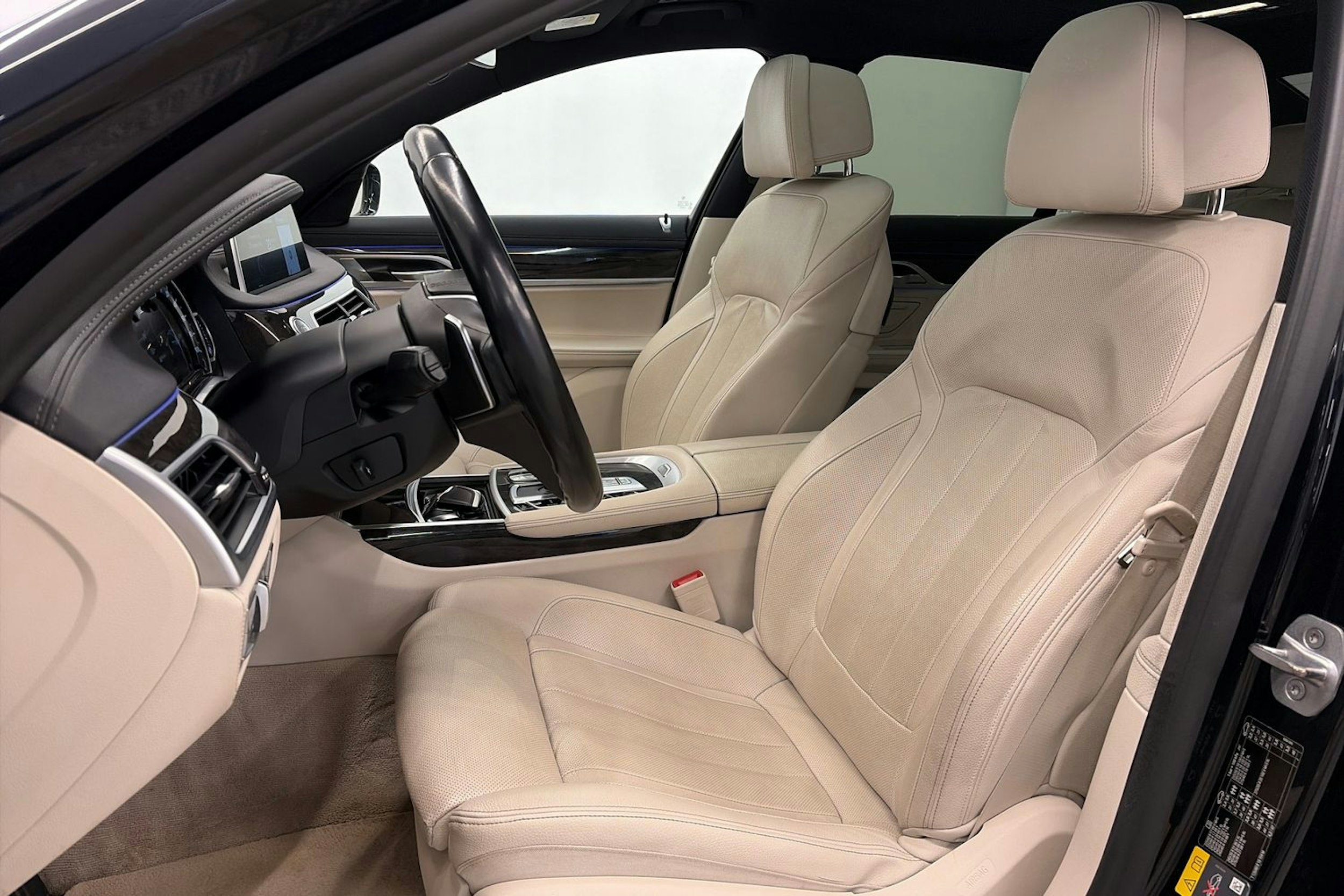 sininen BMW 740 2017 kuva 16.