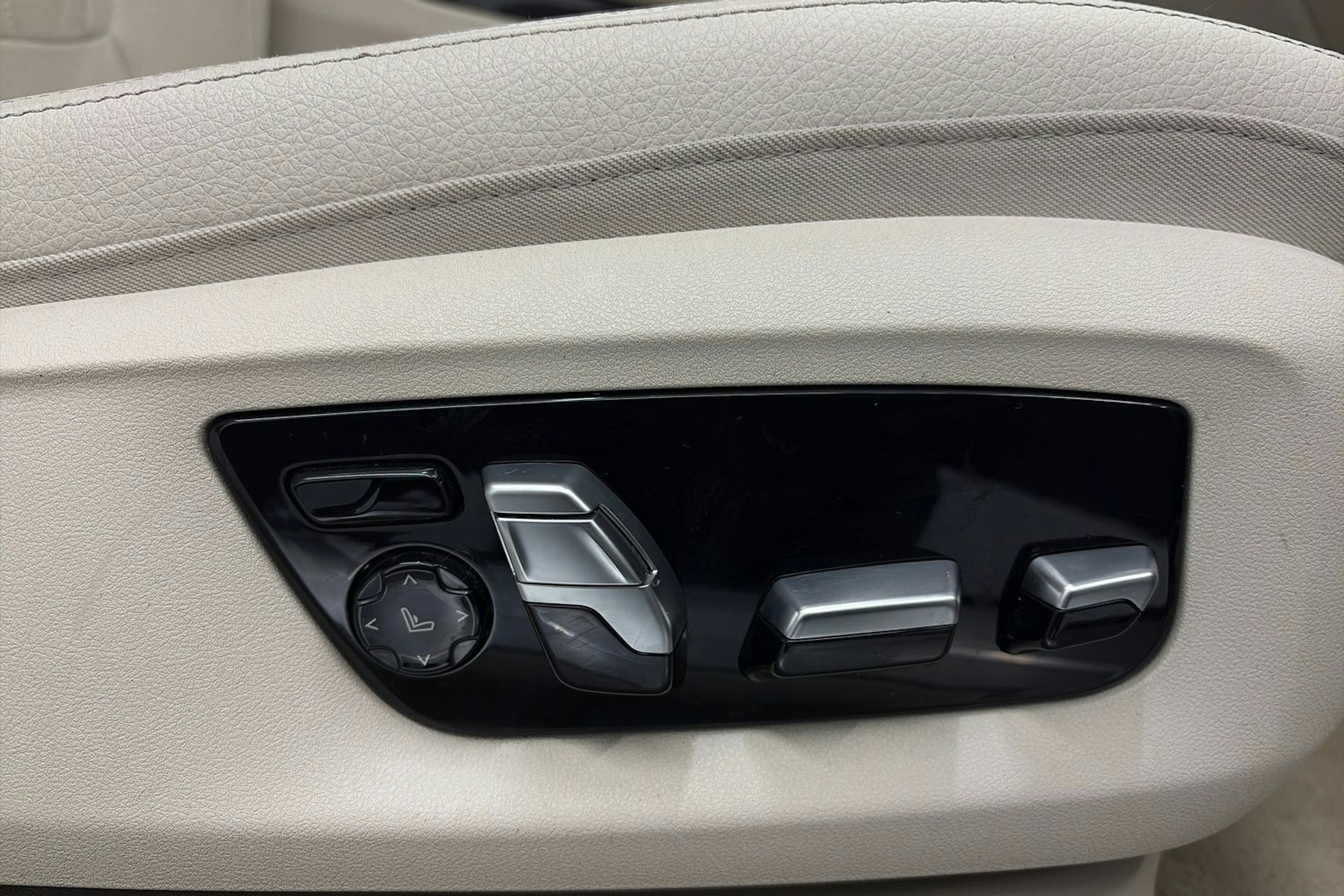 sininen BMW 740 2017 kuva 19.