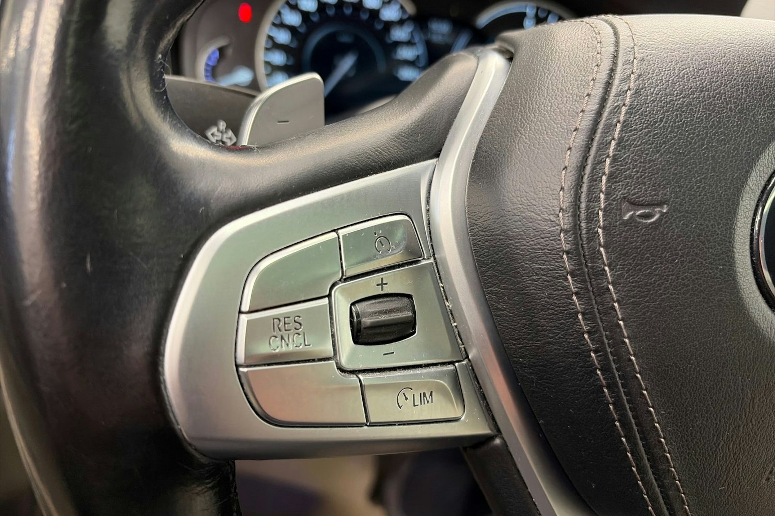 sininen BMW 740 2017 kuva 22.