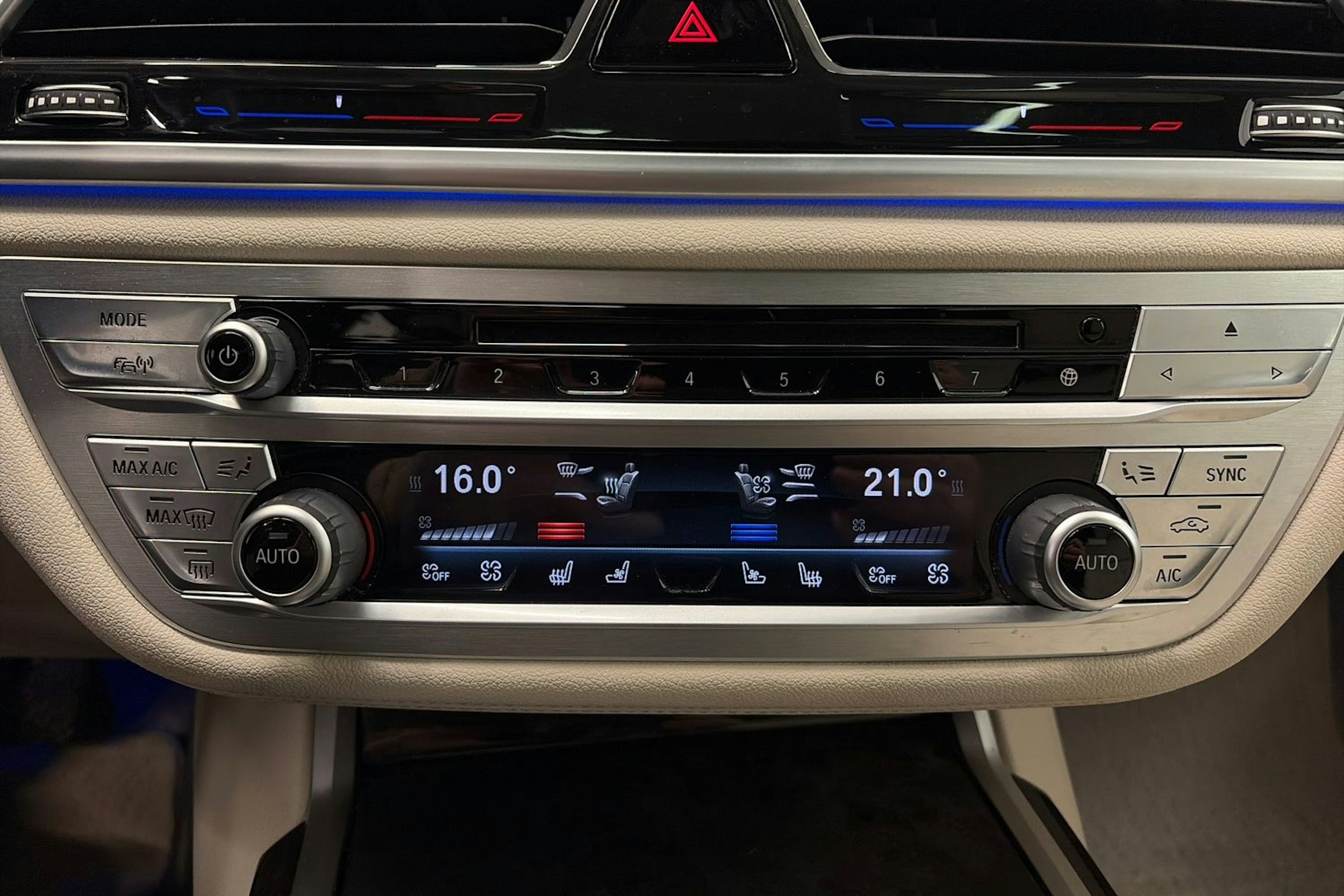 sininen BMW 740 2017 kuva 27.