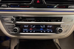 sininen BMW 740 2017 kuva 27.