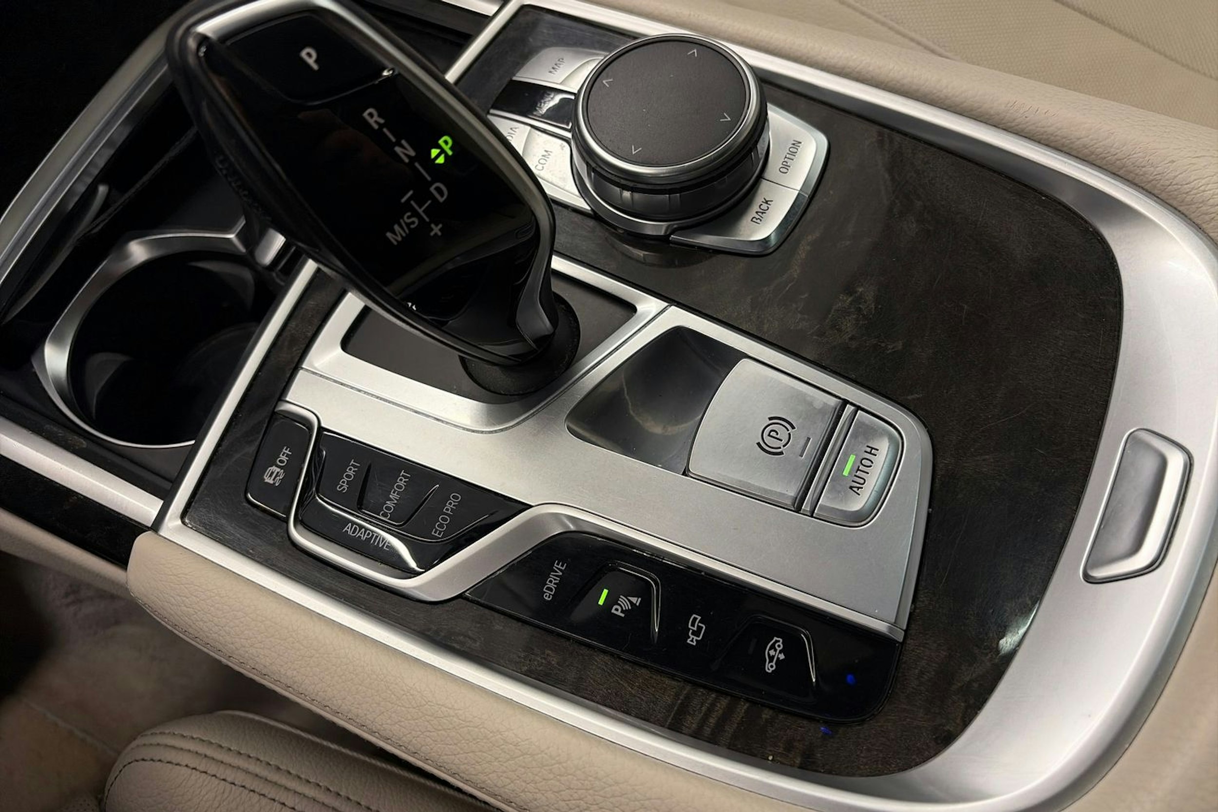 sininen BMW 740 2017 kuva 29.