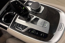 sininen BMW 740 2017 kuva 29.