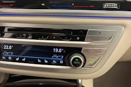 sininen BMW 740 2017 kuva 33.