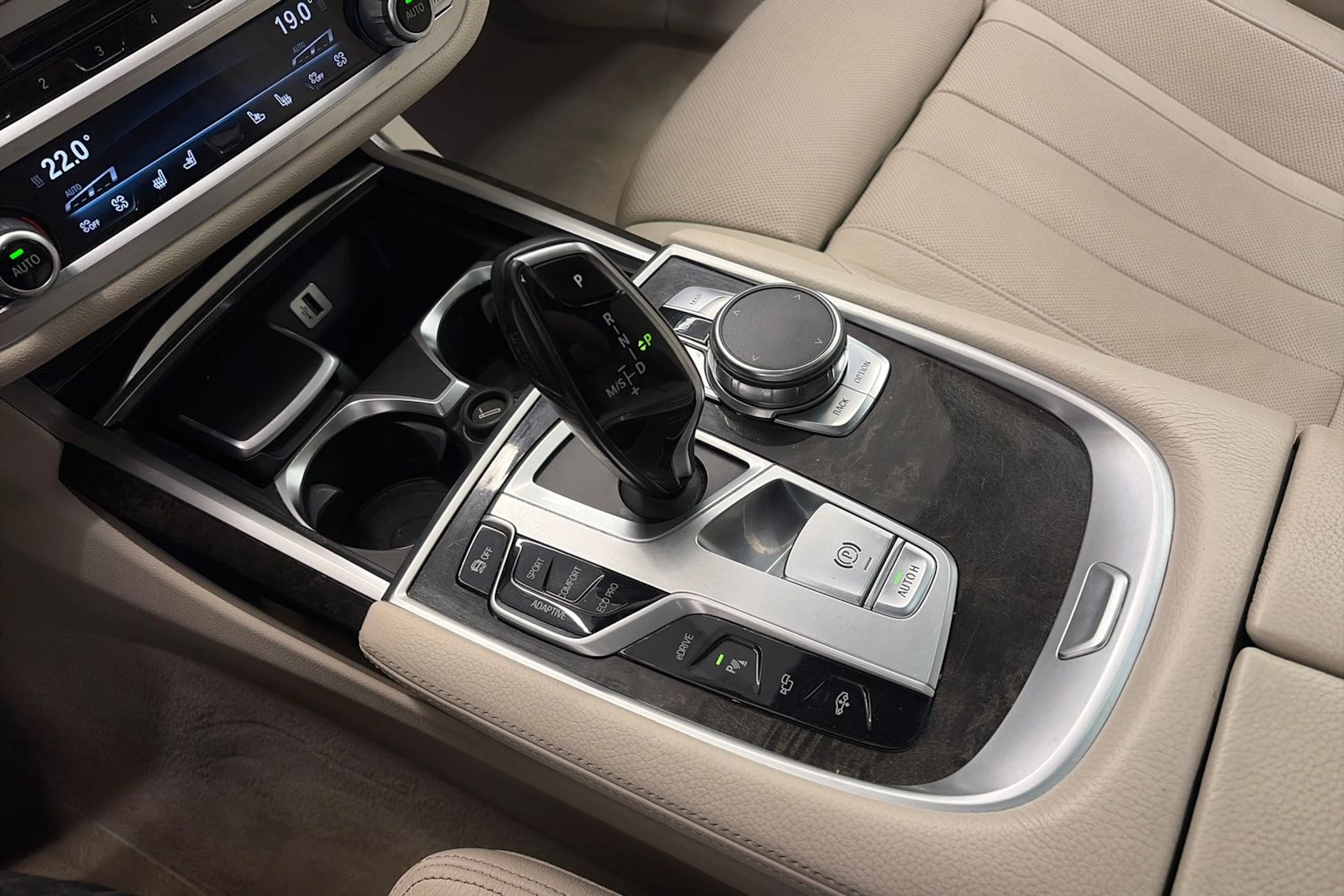 sininen BMW 740 2017 kuva 34.
