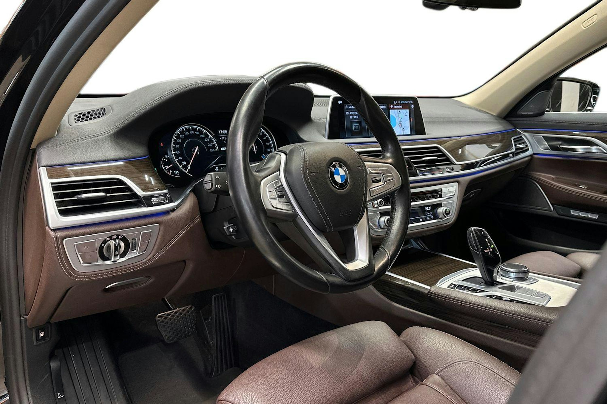 musta BMW 740 2017 kuva 7.