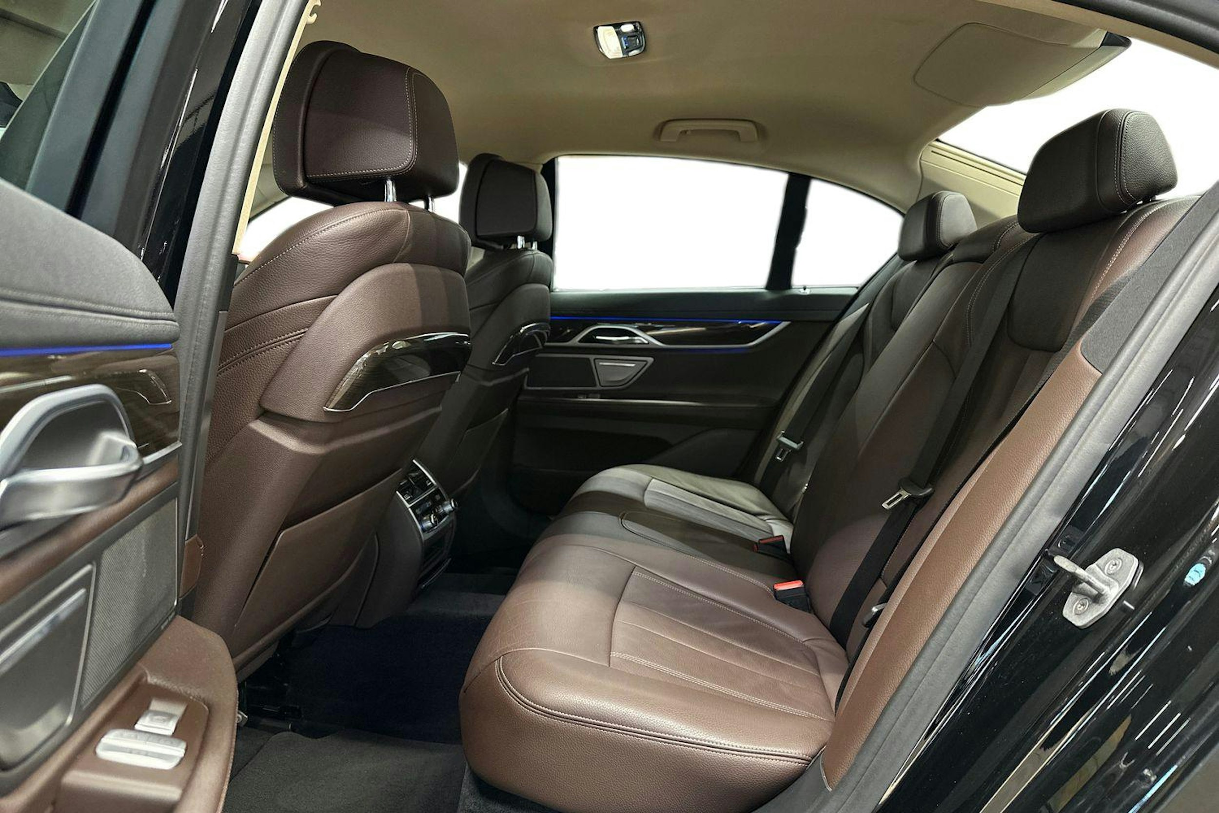 musta BMW 740 2017 kuva 10.