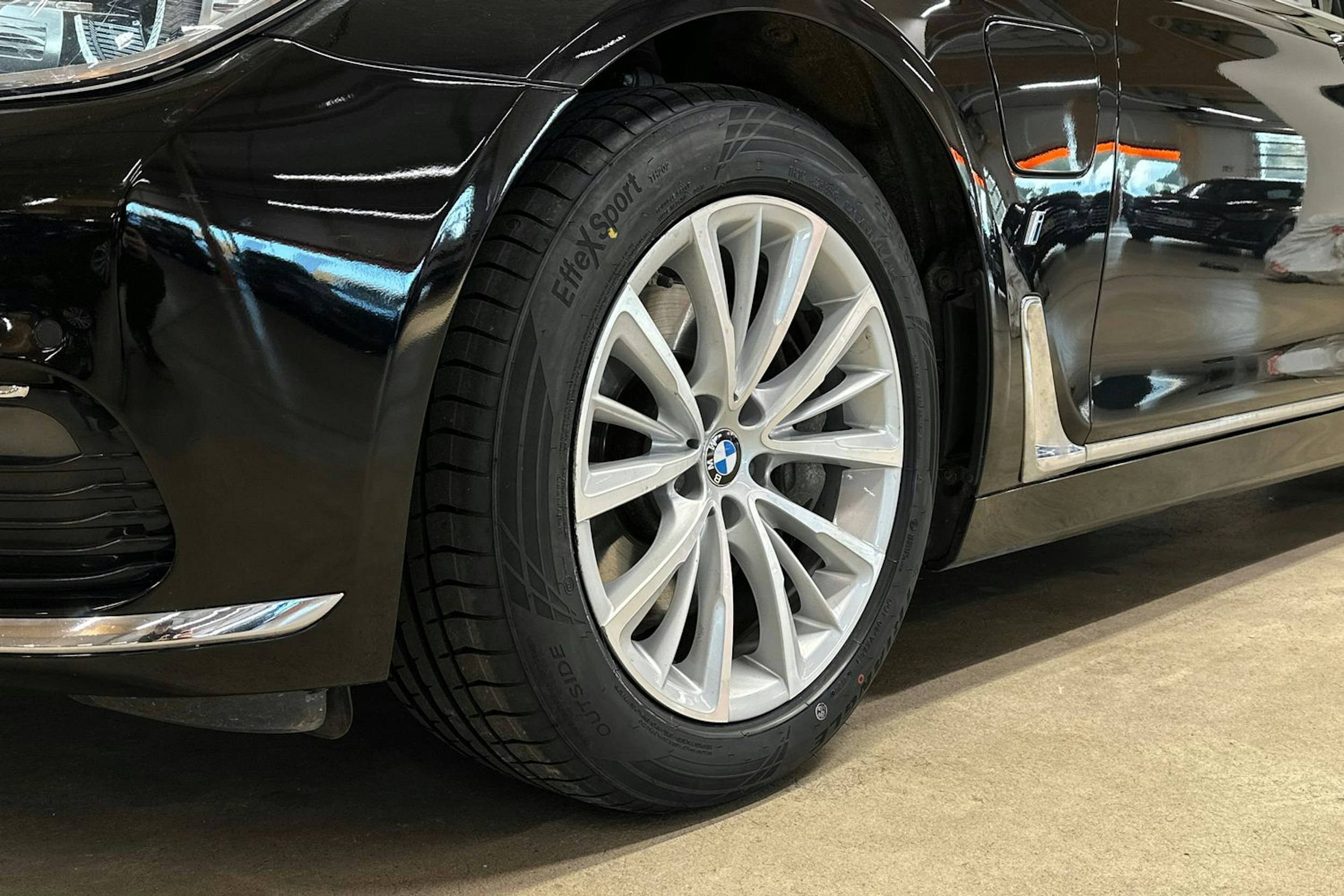 musta BMW 740 2017 kuva 11.