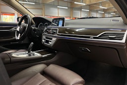musta BMW 740 2017 kuva 13.