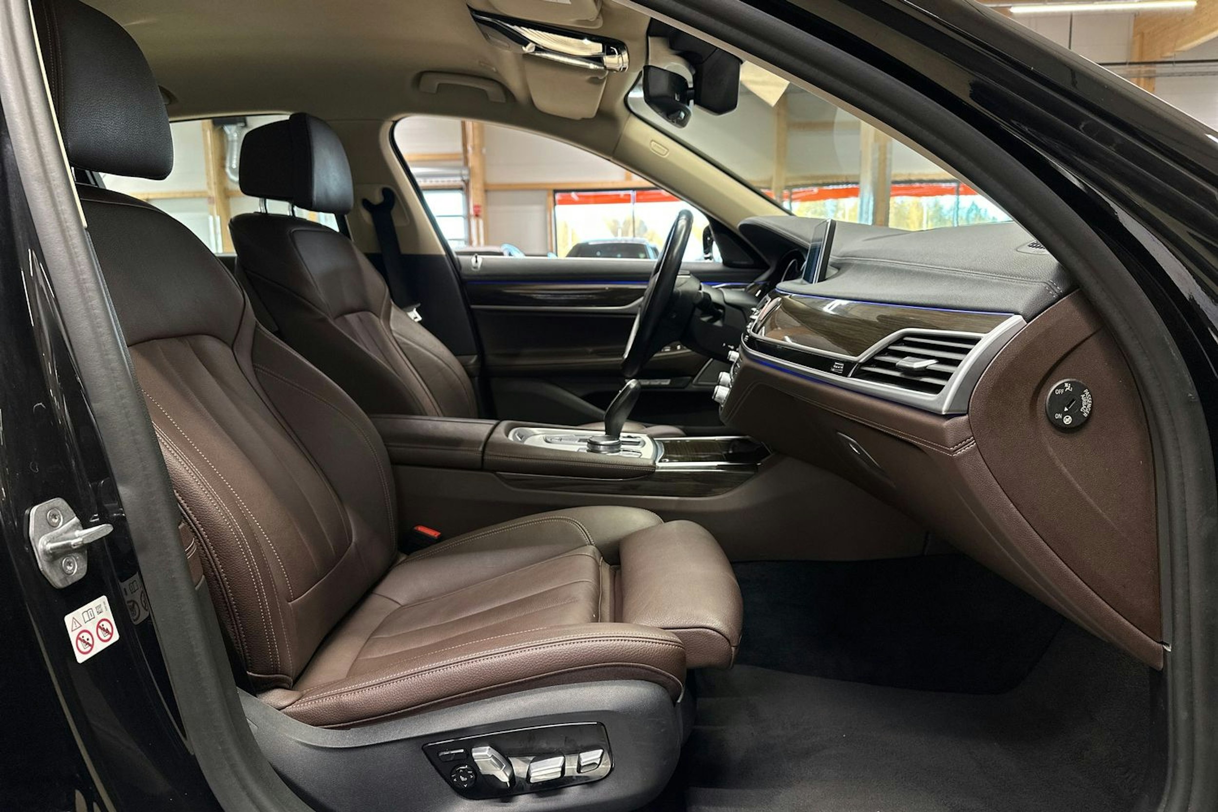 musta BMW 740 2017 kuva 14.