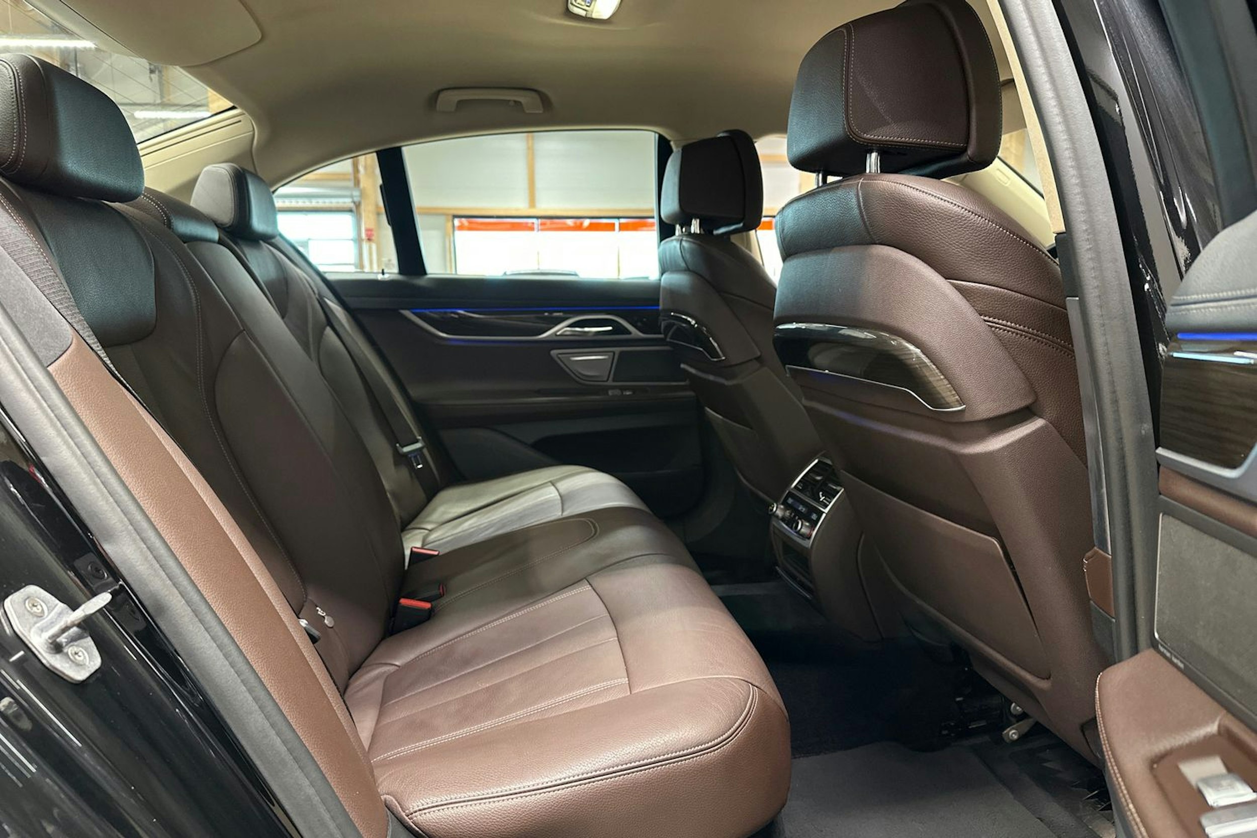 musta BMW 740 2017 kuva 16.