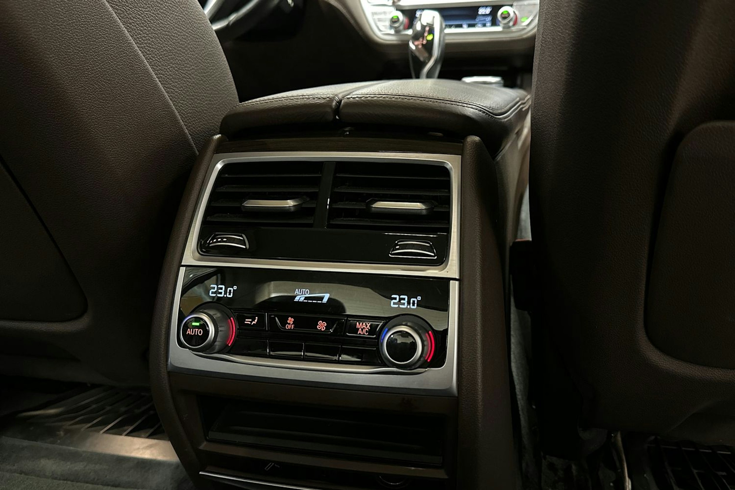 musta BMW 740 2017 kuva 17.